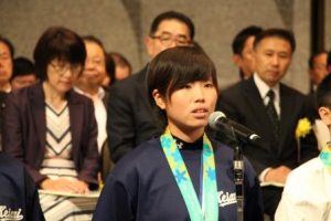 優秀者代表の山口さんが堂々と挨拶を述べ、満場の熱い拍手を浴びました。