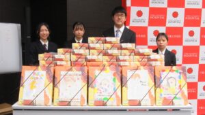 【贈呈セレモニー】子供たちが描いた絵とともに